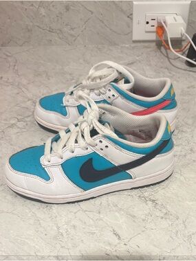 Nike Kids Teal, White & Navy Low-Top Sneakers with Pink Accent